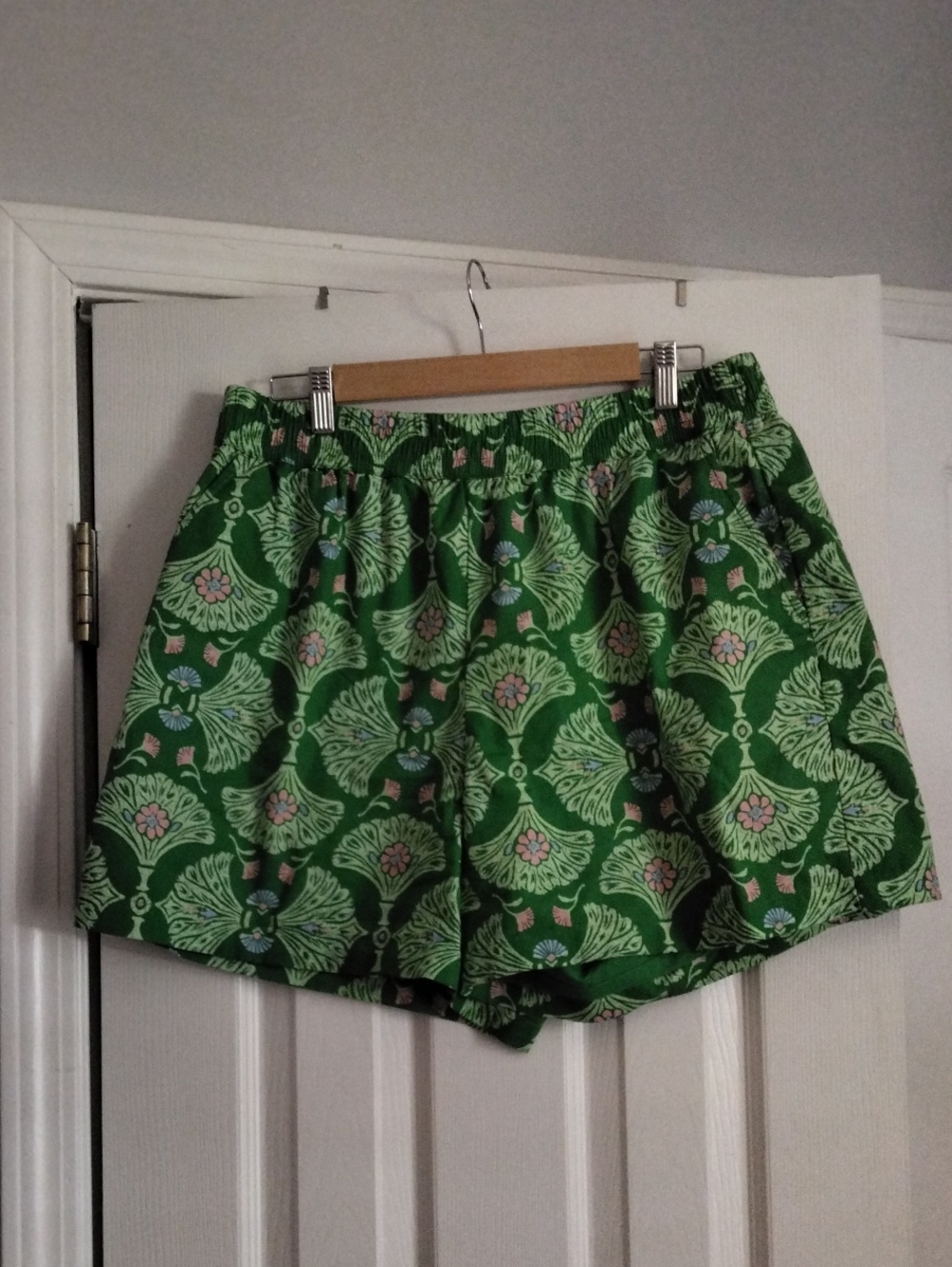 crown & ivy Green Floral Elastic-Waist Athletic Shorts